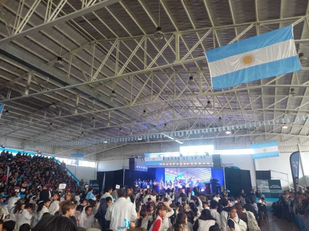 Mucha emoción en el acto de promesa a la bandera en el polideportivo Jimena López. Fotos: Tania Domenicucci. ANRoca  