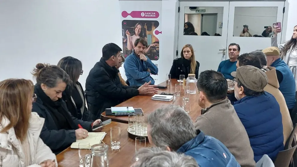 Además de integrantes de CAIC, participaron de la reunión Legisladores/as Provinciales de diferentes bloques y  el Intendente de Cipolletti Rodrigo Buteler.