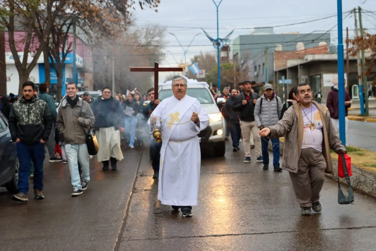 La procesi&oacute;n por la festividad de Corpus Christi recorri&oacute; las calles de Roca hasta llegar a la parroquia Catedral. Al frente, el di&aacute;cono Edgardo Vecchi con el incensario. Foto (Tania Domenicucci-ANR).