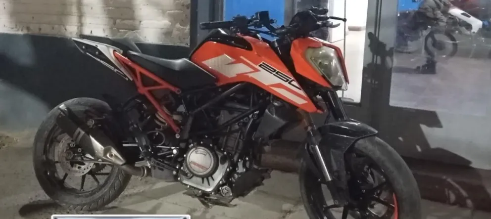 La moto en la que protagonizaron una persecución en horas de la madrugada. 