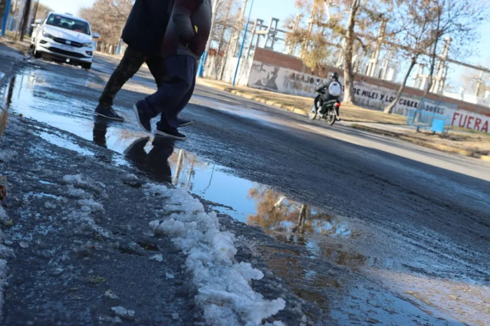 Ante las temperaturas extremas que se registrarán toda la semana, es importante recordar las precauciones al circular. Foto (Tania Domenicucci-ANR).