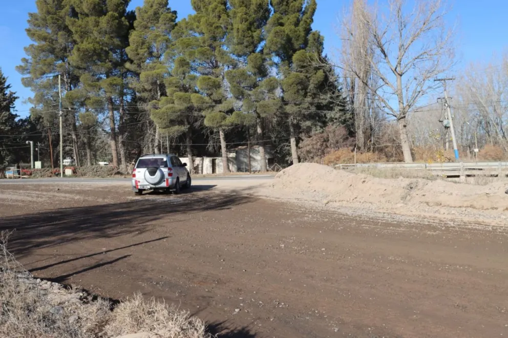 El debate continuo hace un tiempo en uno de los accesos más transitados de Roca. Fotos Tania Domenicucci-ANR