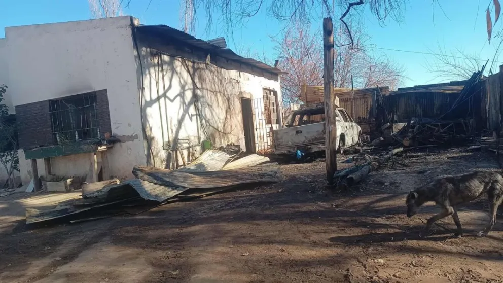La familia Benítez logró salir a tiempo del incendio, pero el fuego arrasó con todo. Fotos gentileza.