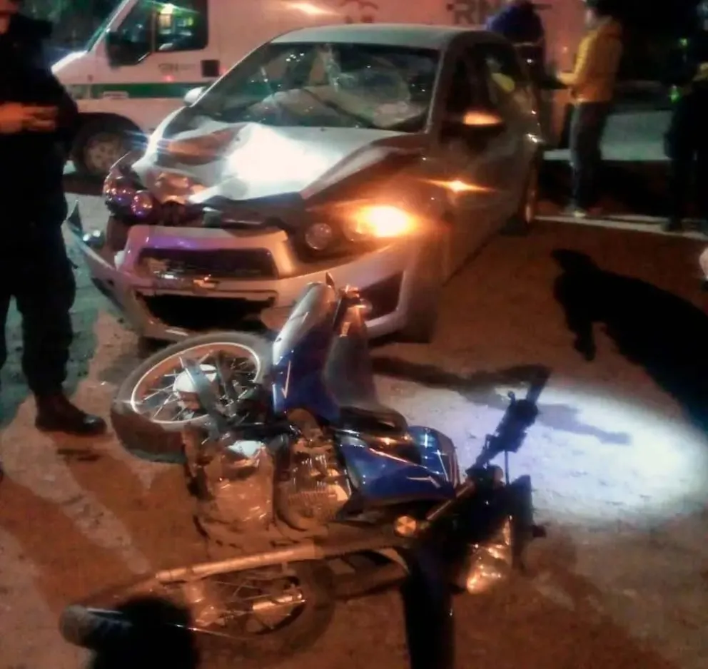 La moto quedó tirada sobre el asfalto y el impacto en el auto refleja la gravedad del choque. Foto. La Super Digital 