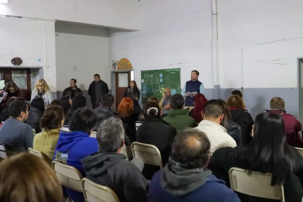 Decenas de familias llegaron hasta la escuela 128 de Roca donde se realizó la reunión. Foto: Tania Domenicucci. ANRoca 