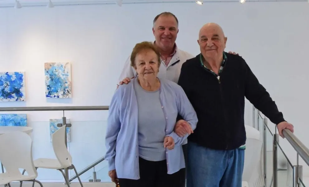 Héctor Travaglino y Melania Quercia junto a Lisandro, cuando relanzaron el nuevo edificio del laboratorio. 