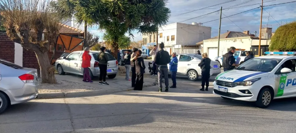 Personal de Tránsito y vecinos en la esquina de Uruguay y Don Bosco tras el choque que terminó con un auto contra el portón de una casa. Foto (ANR)