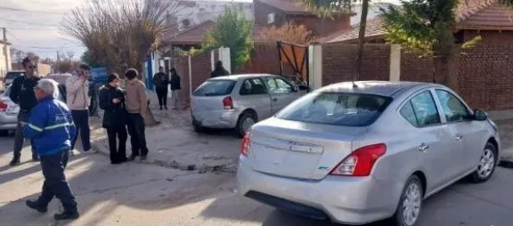 Uno de los autos termin&oacute; encima de la vereda. Foto (ANR).