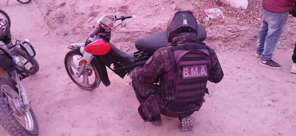 La Brigada Motorizada de Apoyo (BMA) recuperó una motocicleta Mondial 110cc. (Foto gentileza)