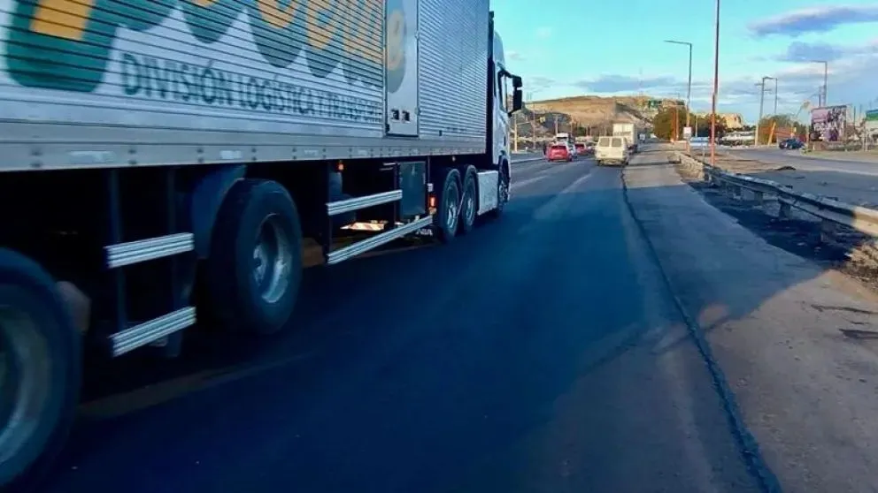 Vialidad Nacional reconstrucción el asfalto de la Ruta 22 a la altura de la intersección con la calle Pioneros en Regina. (Foto gentileza)