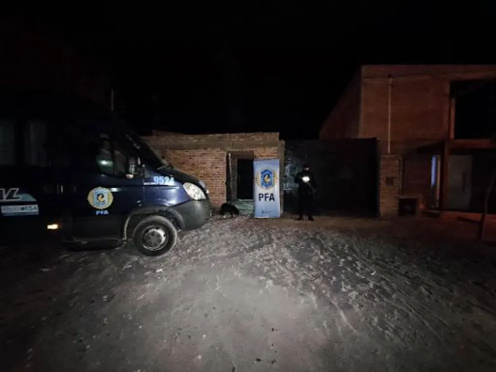 Se incautaron 51 envoltorios de cocaína listos para su comercialización. (Foto PFA)