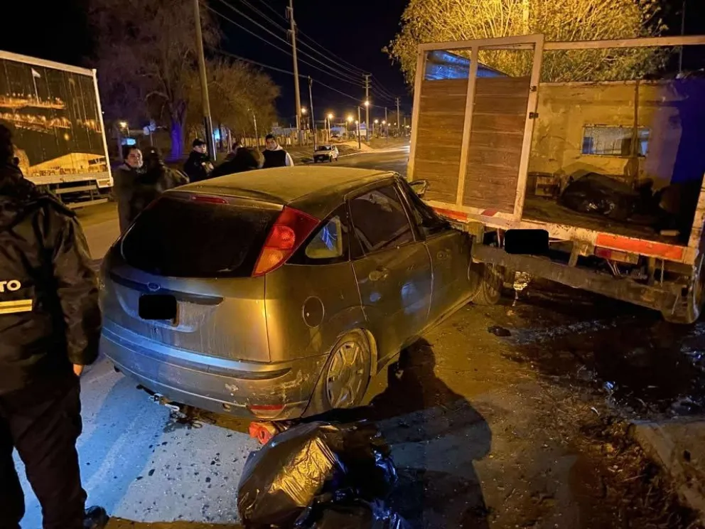 El vehículo quedó incrustado contra la camioneta. Foto: Gentileza