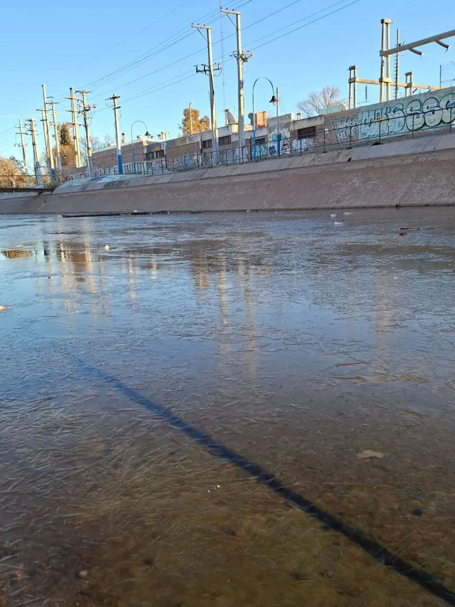 El canal grande amaneci&oacute; congelado el domingo. Foto (Gentileza Lector ANR)