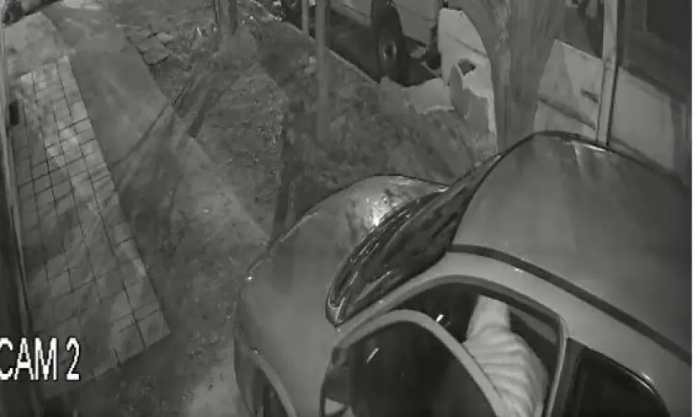 El auto violentado en Lisandro de la Torre. El intento de robo quedó registrado en video. Foto (ANR)