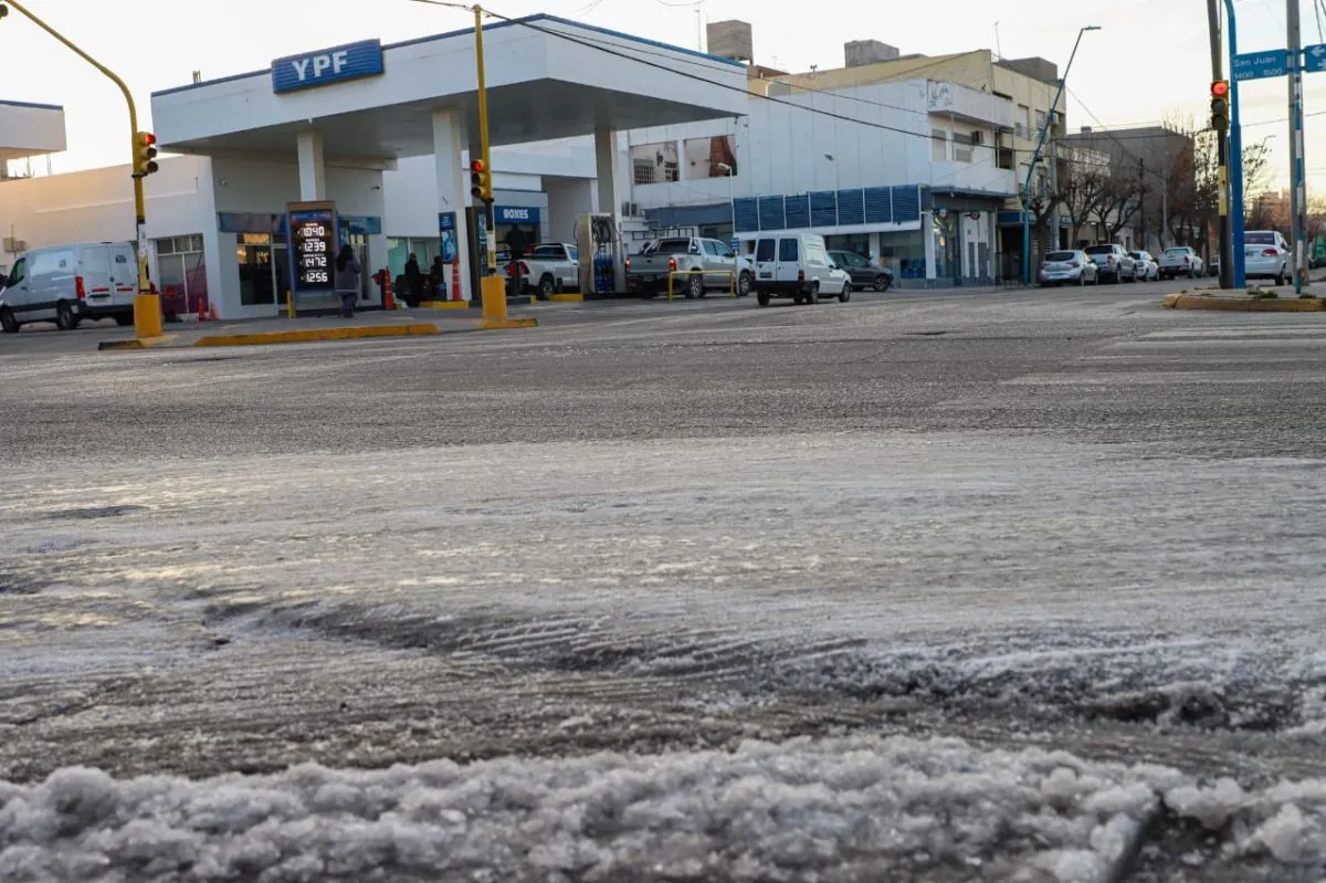 Piden tener precauci&oacute;n ante la presencia de hielo en las calles. Foto: Tania Domenicucci