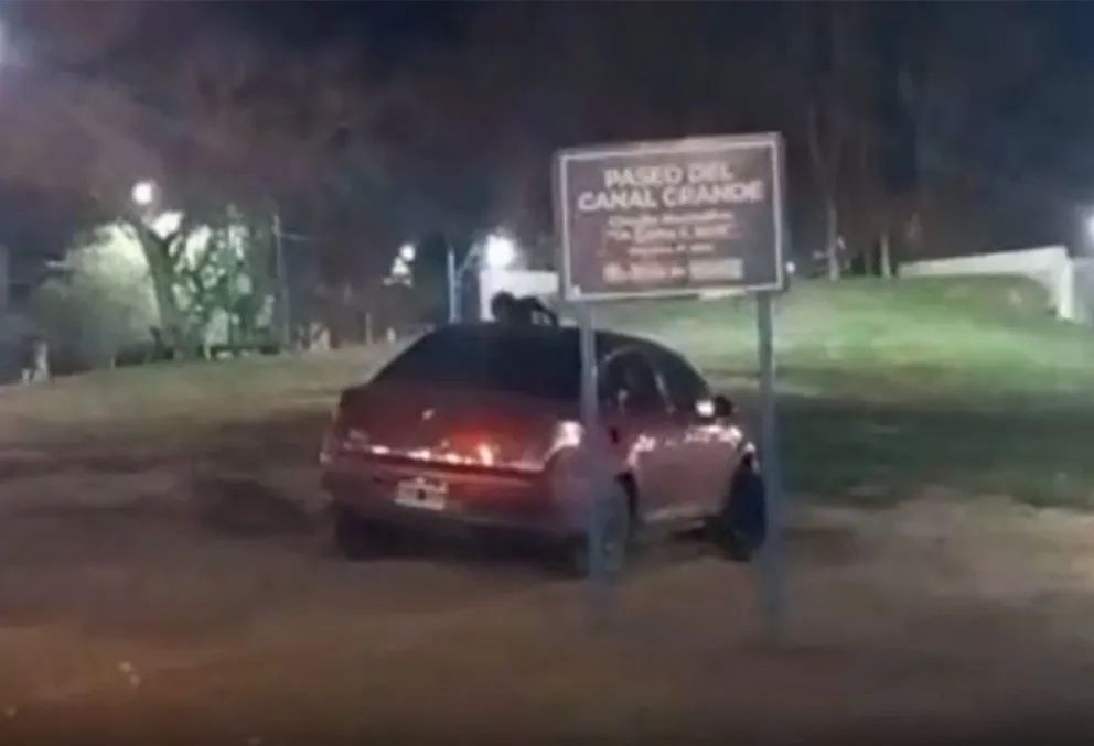 El auto terminó sobre el paseo del Canal Grande, tras perder el control en la rotonda de calle San Juan. Foto (Gentileza radio La Super)