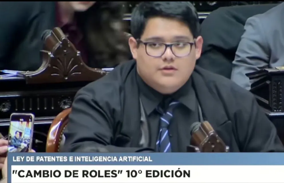 Maximiliano Pino, estudiante de Trabajo Social en Roca, durante su intervención en el Congreso Nacional en la décima edición del programa educativo “Cambio de Roles”. Foto (Video)