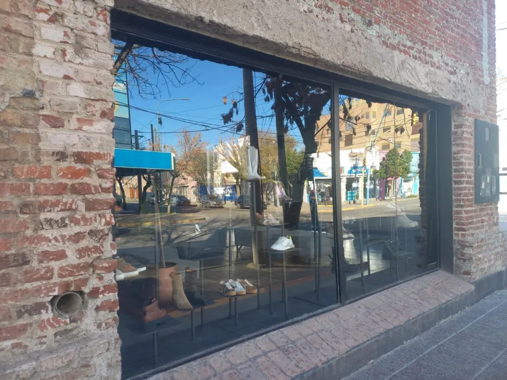 El comercio de General Roca, señalado en múltiples denuncias por presunta estafa e investigado por la Fiscalía. Foto (tania Domenicucci-ANR)