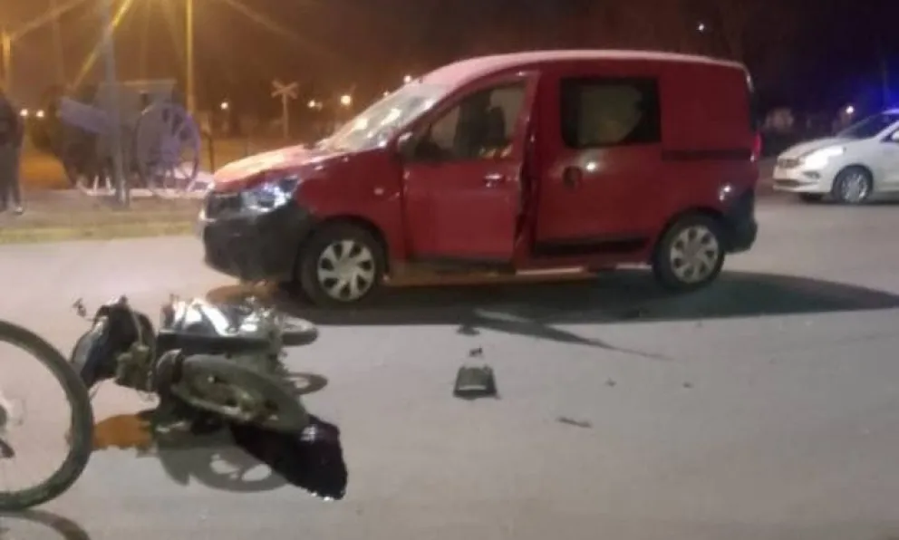 El hombre circulaba en una moto que impactó contra un utilitario.