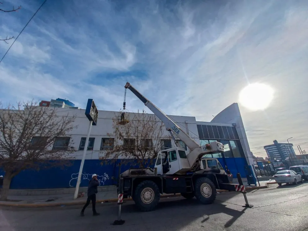 Una inmensa grúa trabaja en el lugar. Foto: Tania Domenicucci. ANRoca 
