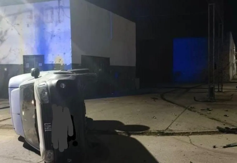 La camioneta terminó volcada y el otro coche fue abandonado a las pocas cuadras. Ocurrió  en la esquina de Paraguay y España a las 6:50.