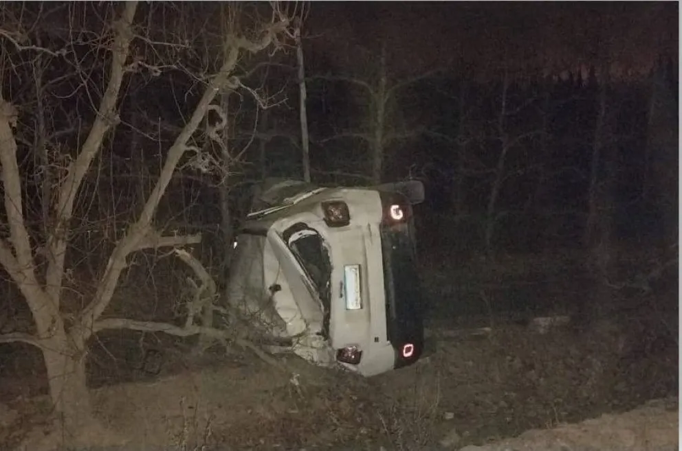 Cuando la policía peritaba la zona del vuelco, casi los atropella el conductor de una camioneta. Foto (Gentileza lector).