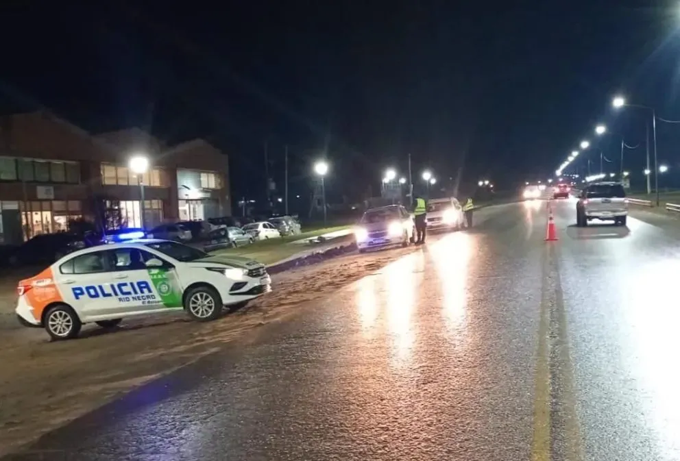 Importante despliegue policial para asistir y trasladar al Hospital de El Bolsón a un recién nacido que no respiraba. Foto gentileza El Cordillerano. 