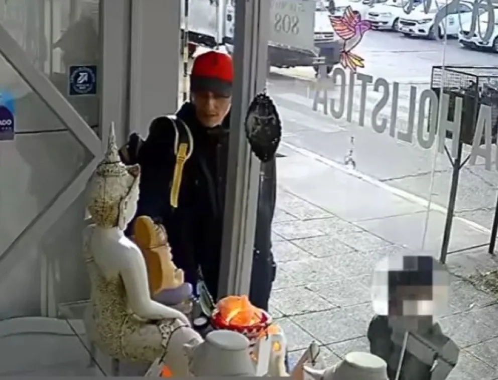 Con un gorro rojo y a cara descubierta, la imagen preocupa. No hay datos de si el ladrón es el padre de los niños o si existe otra relación. 