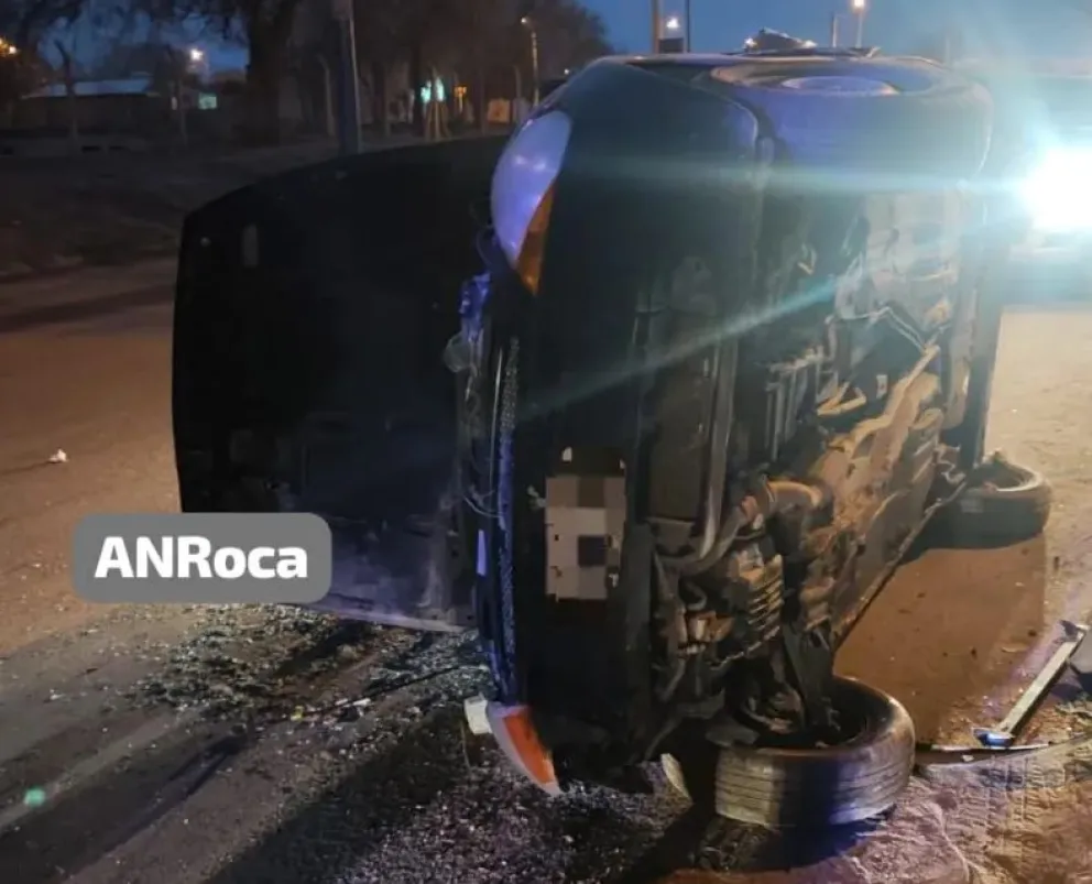 Ayer, domingo, uno de los veh&iacute;culos volc&oacute;. Foto:  ANR