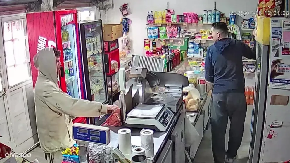 El joven intentó robar chocolates del mostrador. (Foto gentileza)