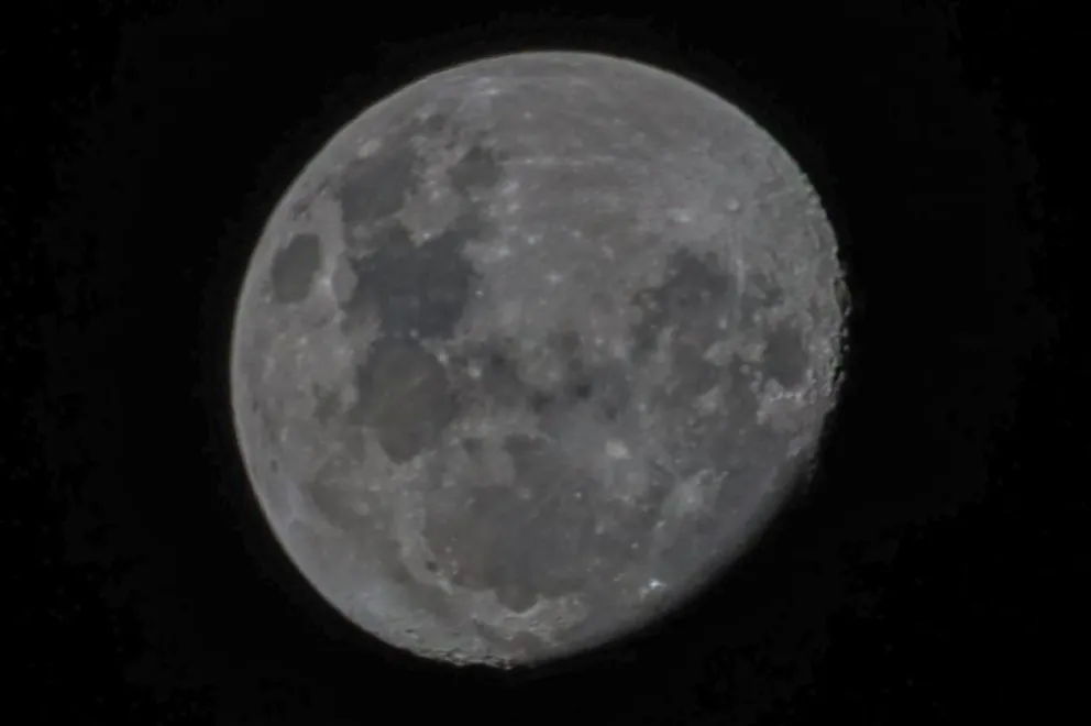 La Luna casi llena captada desde el Alto Valle, captada en Roca el lunes 7 de julio de 2025. Foto (Tania Domenicucci-ANR)