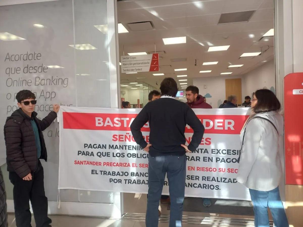 S&oacute;lo funcionan los cajeros autom&aacute;ticos. Foto: (Tania Domenicucci)