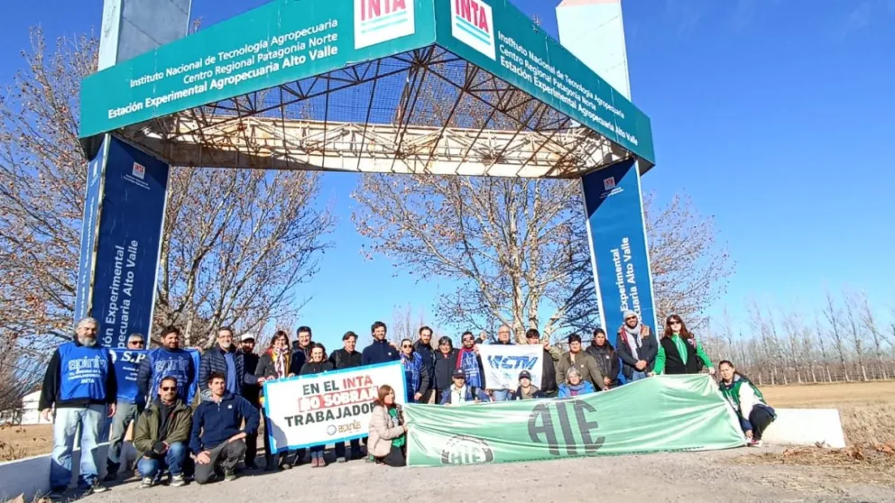 Trabajadores del INTA luego de la asamblea realizada en la sede del instituto en Guerrico. Foto (Gentileza)