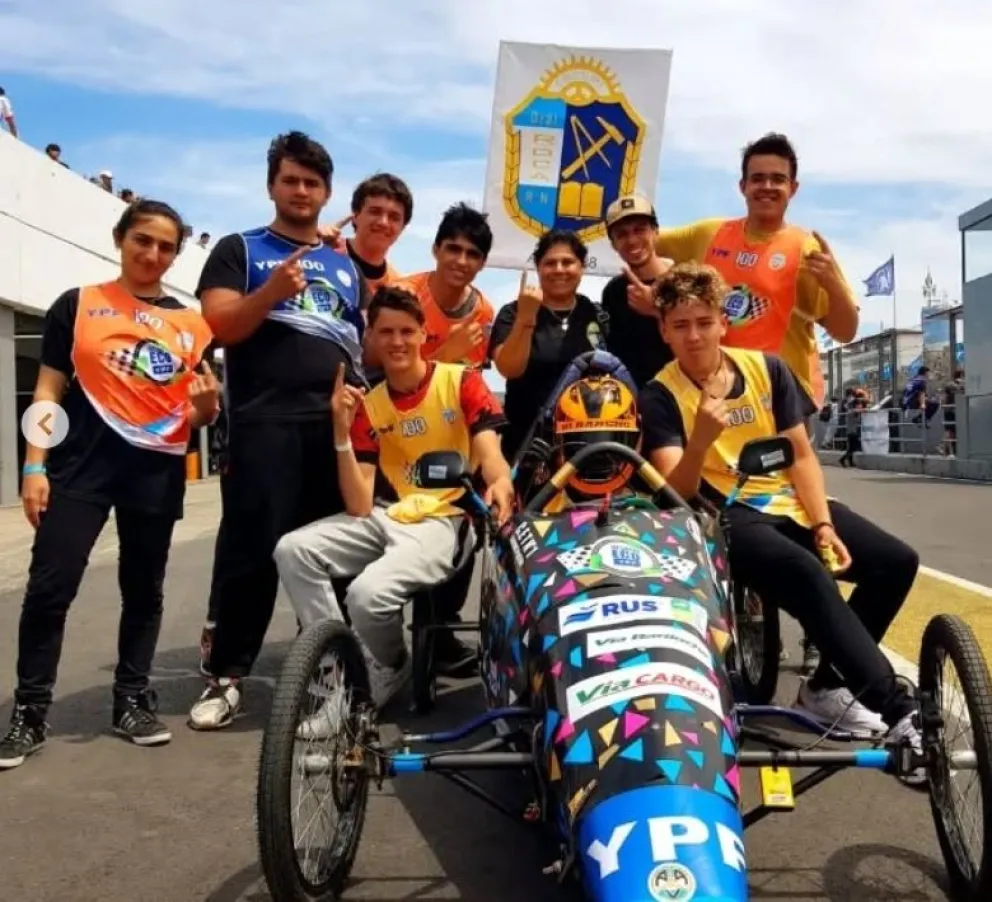 Estudiantes y docentes del CET 1 de Roca junto a su vehículo eléctrico en una edición anterior del Desafío ECO YPF. Foto (Instagram CET1)