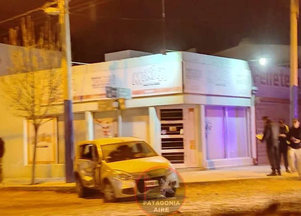 El vehículo terminó volcado en la esquina de Runge y Villegas, en barrio Belgrano. El conductor fue rescatado inconsciente por personal de emergencias. Foto (gentileza FM Patagonia)