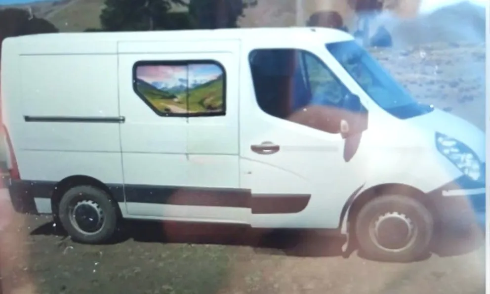 Esta es la camioneta robada en Stefenelli. Tiene un vinilo de un paisaje en el vidrio lateral. Foto (Gentileza).
