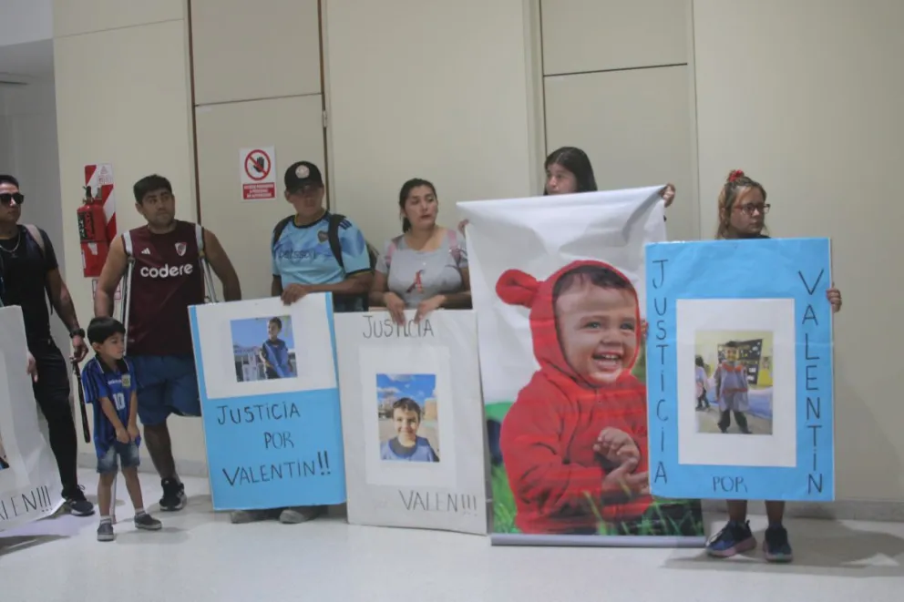 Carteles y fotos en el reclamo de justicia por Valentín Mercado Toledo, en una de las primeras audiencias. Foto (Tania Domenicucci-ANR)