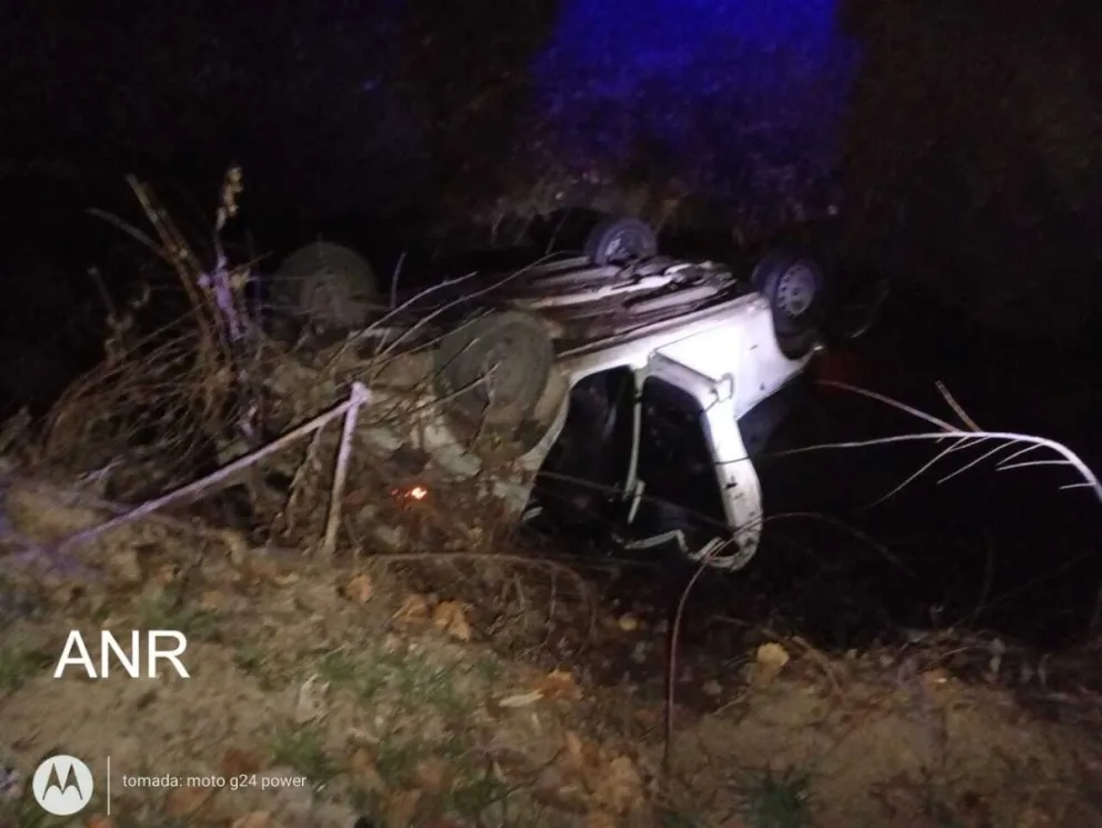 Bomberos Voluntarios de General Roca trabajaron para retirar los cuerpos y la documentación del vehículo. Foto gentileza.