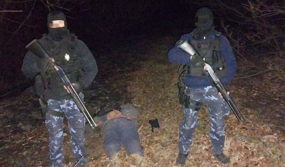 El momento de la detención en el campo junto al río Negro. Foto (Policía de Río Negro).