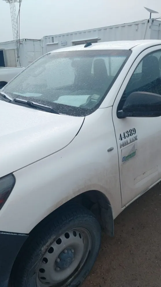 Se robaron una camioneta Toyota Hilux cabina simple, color blanca, con logotipo. Foto (Gentileza).