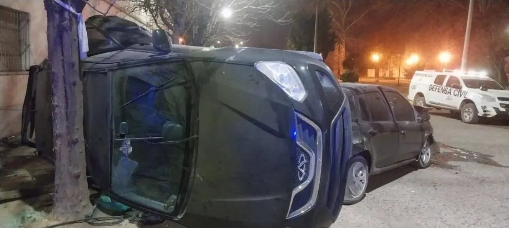 La camioneta Chery Tiggo quedó volcada sobre Avenida Roca tras el choque con un Renault.. Foto (Lector ANR)