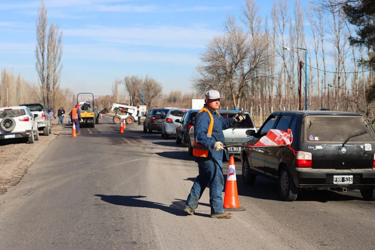 Los trabajos ya se ubican a unos 4 kil&oacute;metros al sur de las rotondas de rutas 6 y 22. Foto (Tania Domenicucci-ANR)