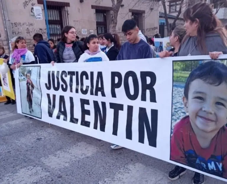 Una de las marchas por la muerte de Valent&iacute;n. Foto (Gentileza).