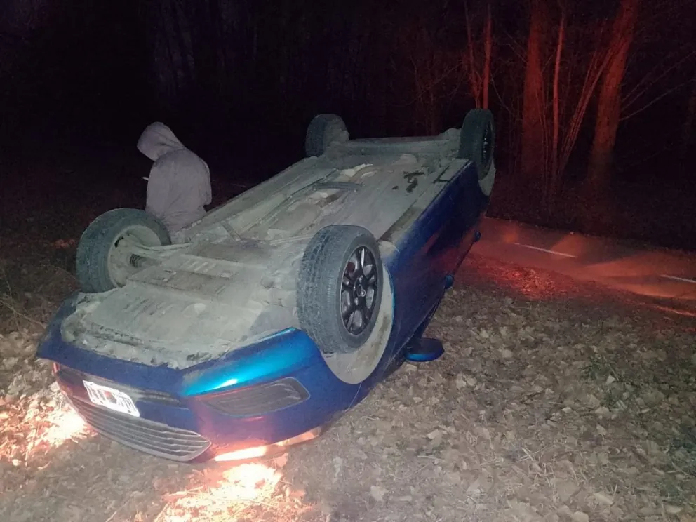 El auto es un Ford Fiesta que era conducido por un joven de 23 años. 