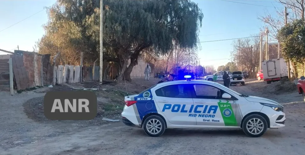 La víctima tendría unos 30 años y están tratando de identificarla. 