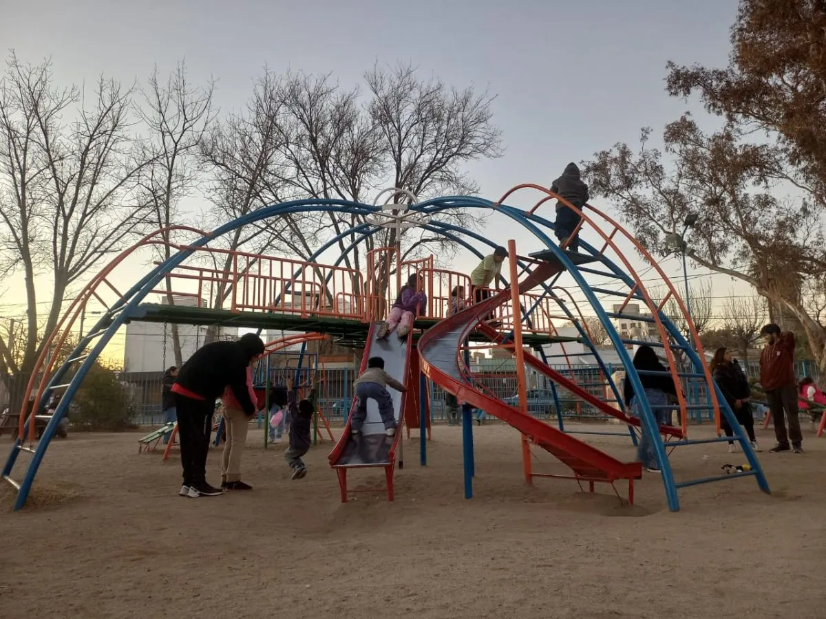 En pleno centro roquense, las infancias disfrutaban de los juegos. Foto: (Tania Domenicucci)