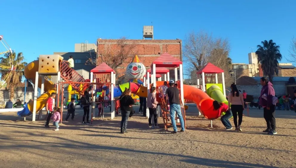 Las familias optan por los espacios de juego que hay en la ciudad. Foto: (Tania Domenicucci)