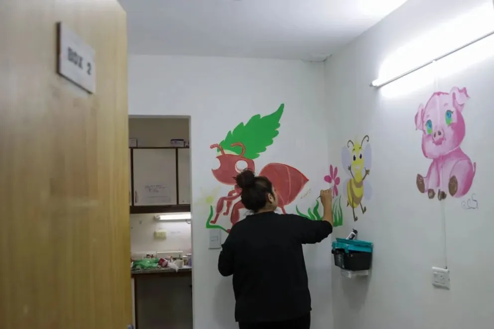 El equipo trabajó durante varias jornadas para llenar de color y calidez los espacios del hospital.  (Fotos: Tania Domenicucci - ANR)