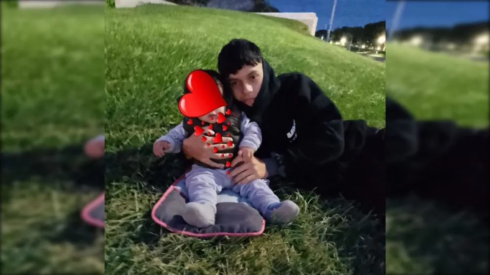 El joven vive junto a su hija de 1 año y su pareja. 