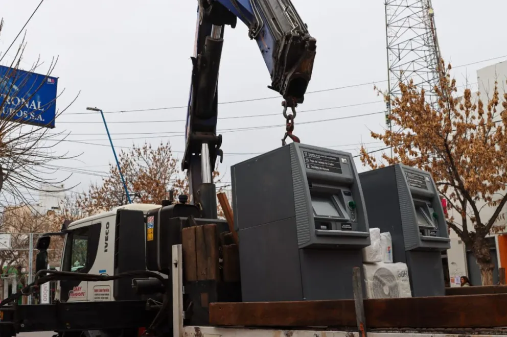 Retiraron cartelería, mampostería, muebles, cajeros y bóvedas. Foto: Tania Domenicucci. ANRoca  